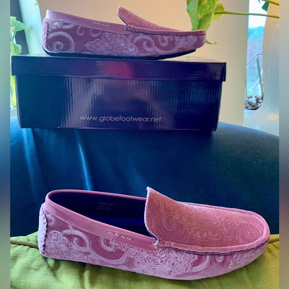 New in Box Men’s Globe Embossed Velvet Driving Moccasins- Light Pink- Size 7.5